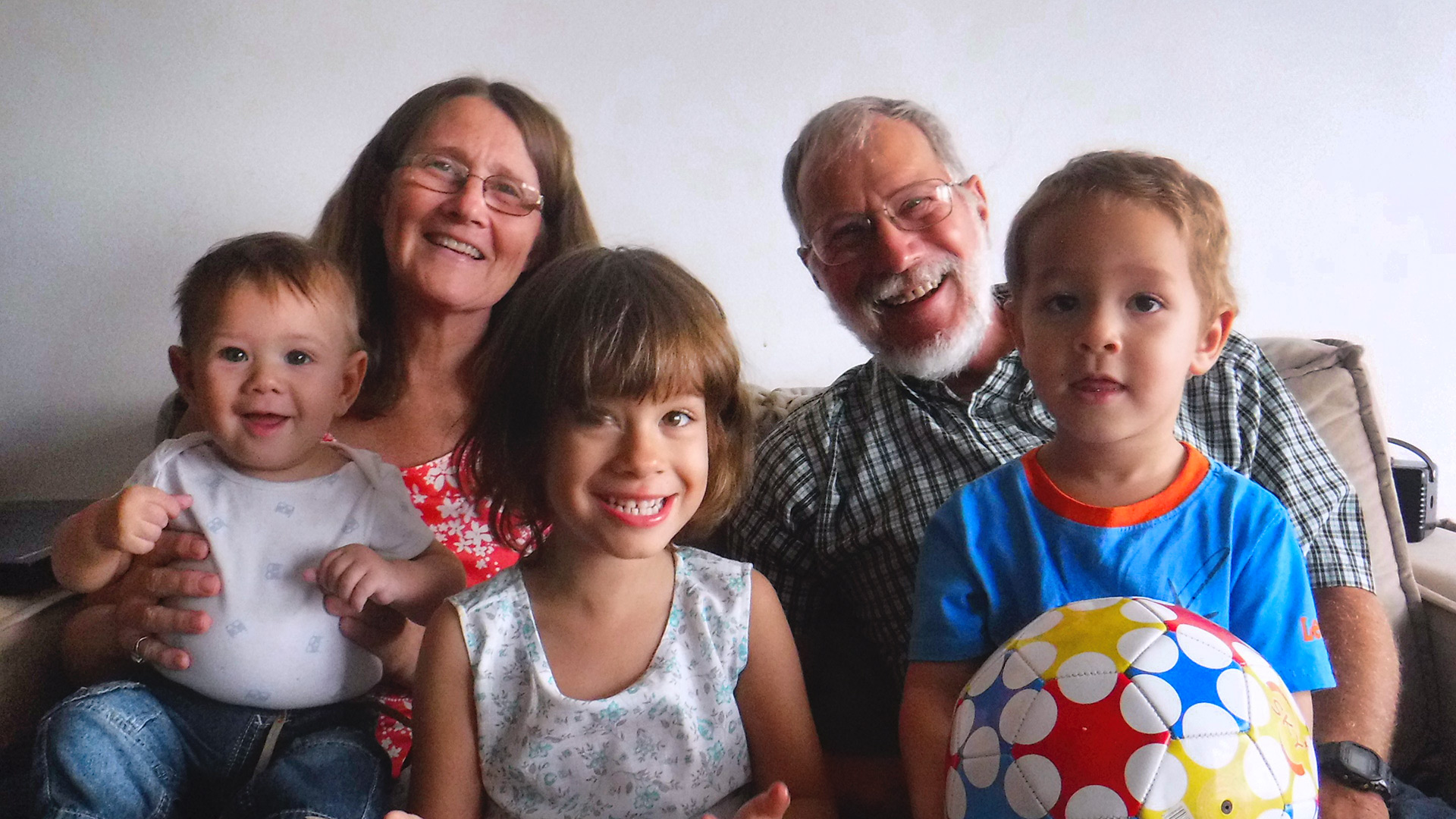 Family photo Don & Zoe Peffer with their grandchildren in 2018